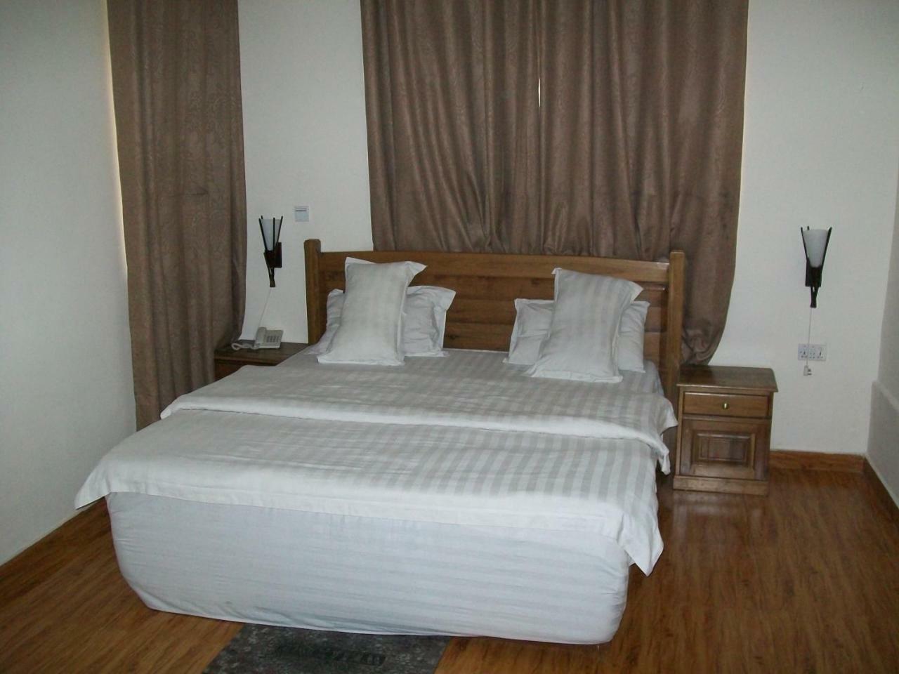 Ampomaah Hotel أكرا المظهر الخارجي الصورة